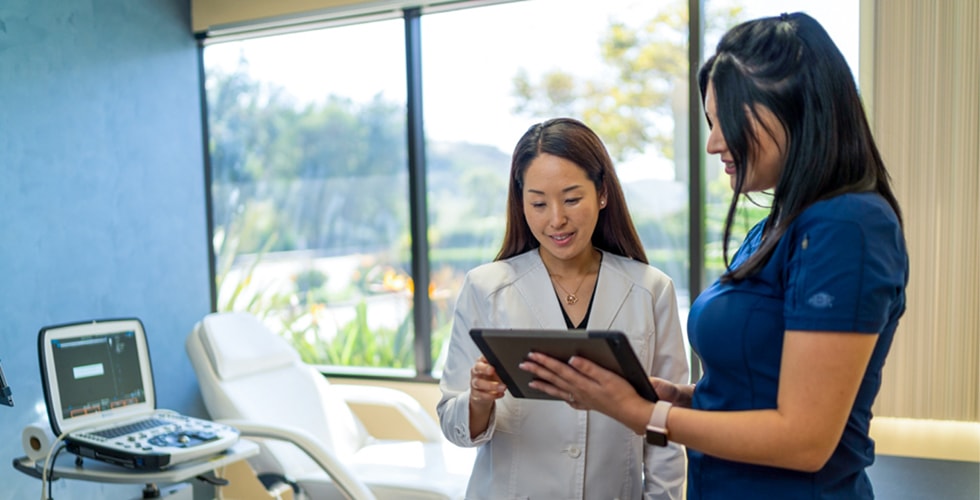 Vein treatment center doctors discussing - tablet version Vein-Doctor